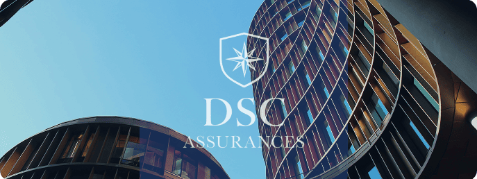 Photo architecturale de deux immeubles modernes aux façades arrondies, avec le logo DSC Assurances en surimpression au centre de l’image.
